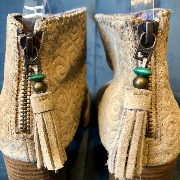 TOMS Leila Bootie U.S. Women's Size 8 Oxford Tan Suede Embossed Tassel Detail - Picture 5 of 8